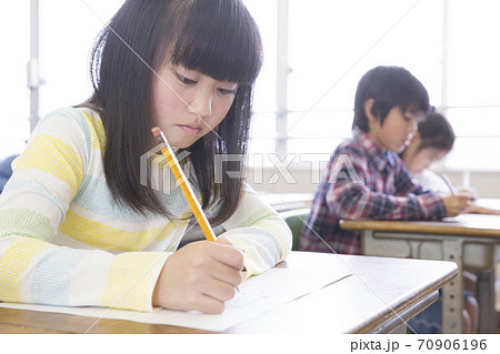 テストをする小学生 テストをする小学生 70906196
