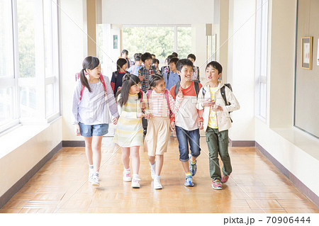 廊下を歩く小学生 70906444