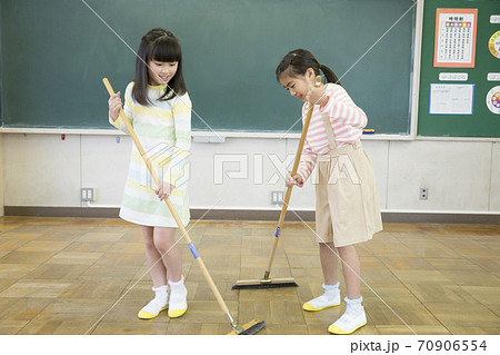 掃除をする小学生 掃除をする小学生 70906554
