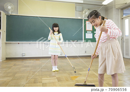 掃除をする小学生 掃除をする小学生 70906556