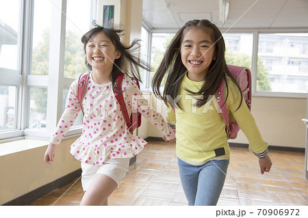 廊下をスキップする小学生 70906972