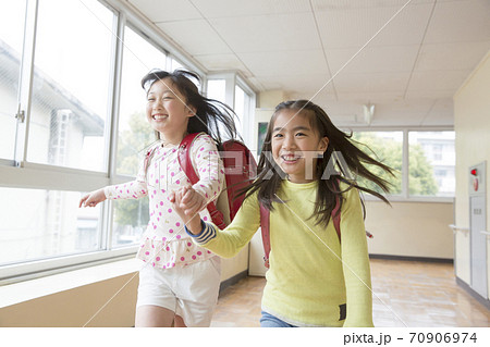 廊下をスキップする小学生 廊下をスキップする小学生 70906974
