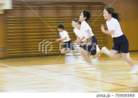 走る小学生 走る小学生 70906989