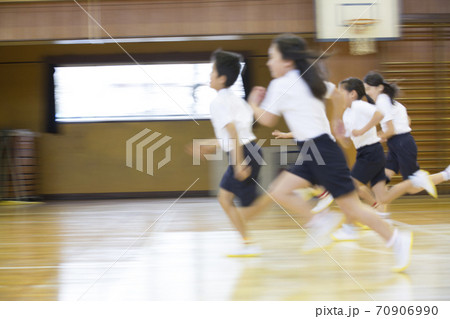 走る小学生 走る小学生 70906990
