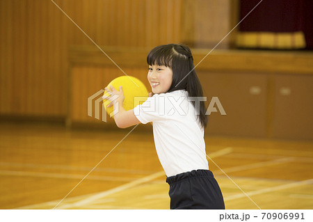 ボールを投げる小学生 ボールを投げる小学生 70906991