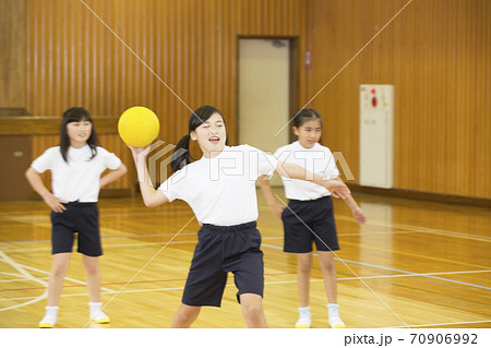 ボールを投げる小学生の写真素材