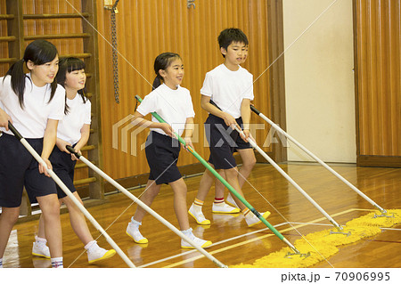 体育館の掃除をする小学生 70906995