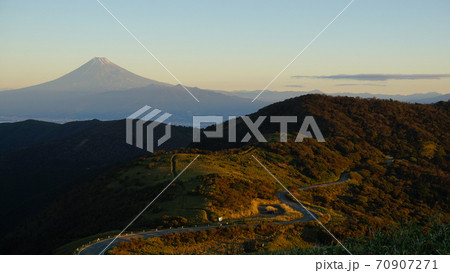 朝日を浴びる山々 朝日を浴びる山々 70907271