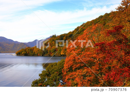 中尊寺湖ボートハウス前の紅葉風景 中尊寺湖ボートハウス前の紅葉風景 70907376