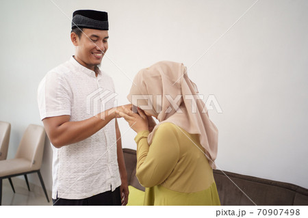 muslim woman apologizing to her man muslim woman apologizing to her man 70907498