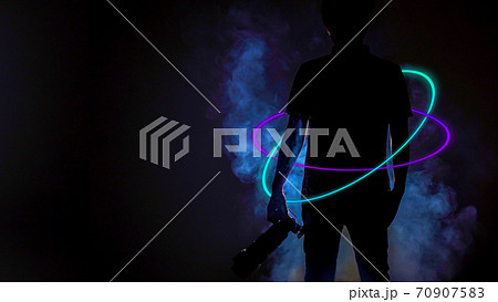 エフェクトの中に立つ男性とコピースペース 70907583