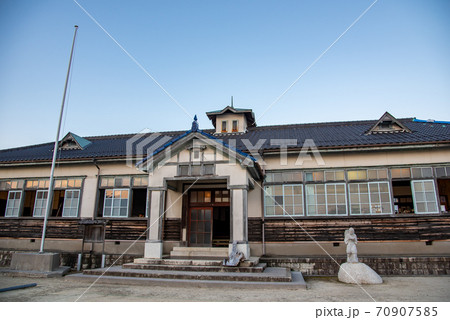 三重県いなべ市 廃校になった小学校の再利用 桐林館の玄関 三重県いなべ市 廃校になった小学校の再利用 桐林館の玄関 70907585