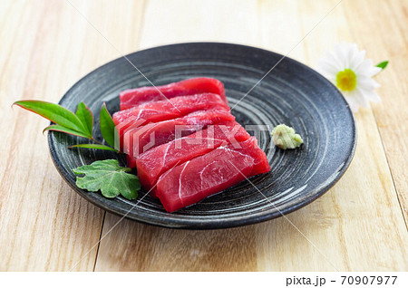 赤いまぐろの刺身　めばちまぐろ 70907977