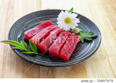 赤いまぐろの刺身 めばちまぐろ 赤いまぐろの刺身 めばちまぐろ 70907979