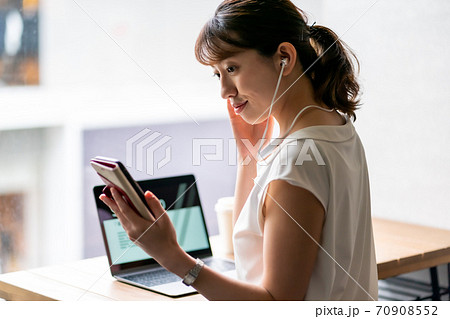 カフェ　PC作業　女性　テザリング 70908552