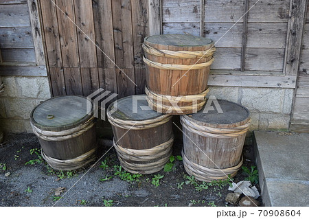 木製の樽 70908604
