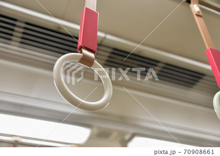京阪電車のつり革 70908661