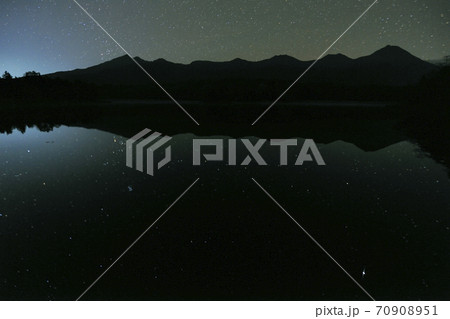 知床五湖の湖面に映る星(北海道・知床) 知床五湖の湖面に映る星(北海道・知床) 70908951
