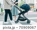 ベビーカーを押して横断歩道を歩く夫婦・赤ちゃん・子育てファミリー 70909067