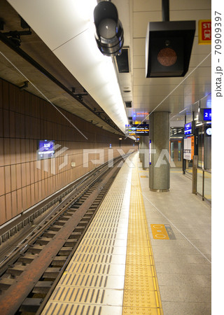 京阪電車なにわ橋駅のプラットホーム 京阪電車なにわ橋駅のプラットホーム 70909397