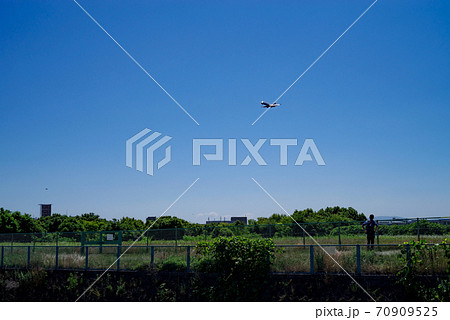 着陸する飛行機と青空の広がる風景 70909525