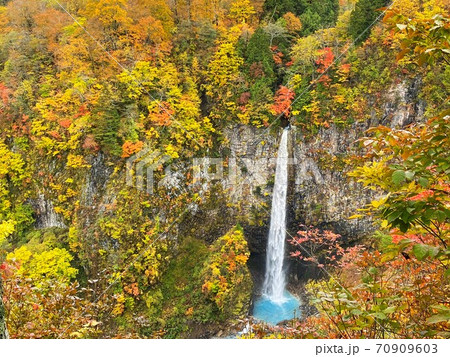 日本三名瀑にも数えられることもある滝　数少ない上から見下ろす幻の滝 70909603