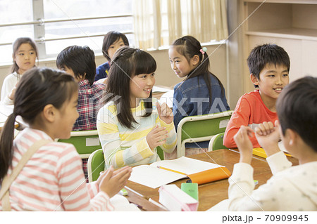 グループ学習をする小学生 70909945