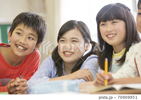 グループ学習をする小学生 グループ学習をする小学生 70909951