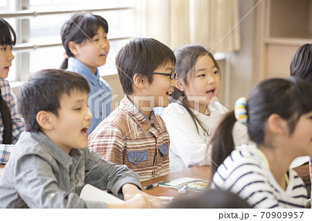 話し合いをする小学生 話し合いをする小学生 70909957