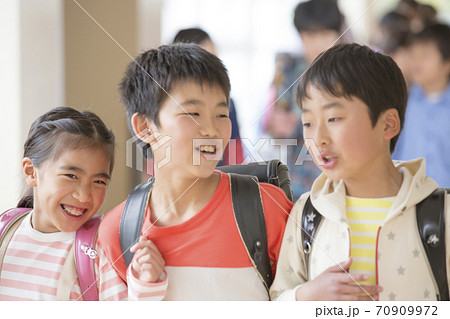 廊下を歩く小学生 廊下を歩く小学生 70909972