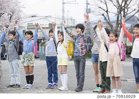 手を繋ぐ小学生 70910029