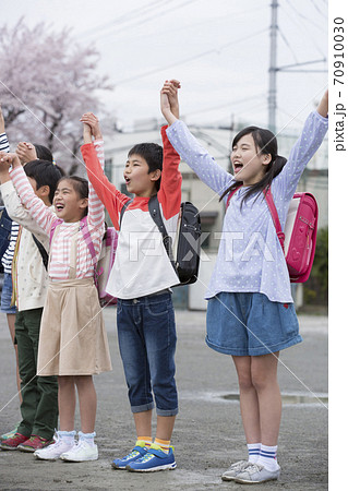 手を繋ぐ小学生 70910030