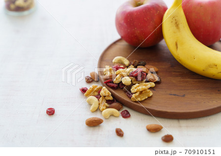 ドライフルーツと果物 70910151