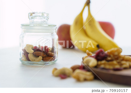ドライフルーツと果物 70910157