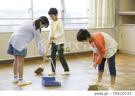 掃除をする小学生 掃除をする小学生 70910535