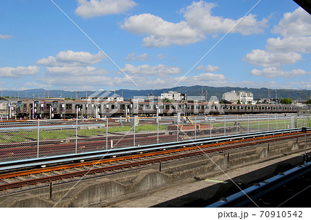 Osaka Metro　八尾南駅ホームより八尾車庫の新22系の3編成を望む　より空を多めに 70910542