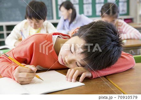 居眠りする小学生 70910579