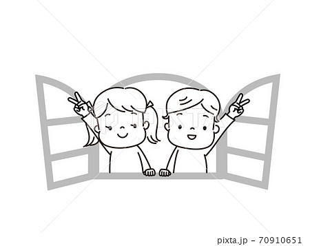窓から身を乗り出してピースサインをする子供たち　線画 70910651