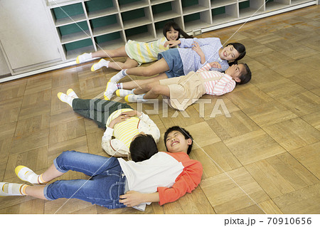 教室で遊ぶ小学生 70910656