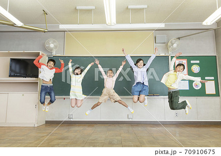 ジャンプする小学生 ジャンプする小学生 70910675