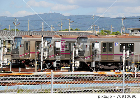 Osaka Metro　八尾南駅ホームより八尾車庫の新22系の3編成を望む　先頭車両をアップで 70910690