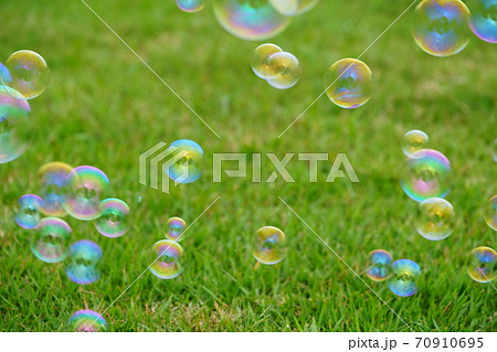 緑の広場のしゃぼん玉1 70910695