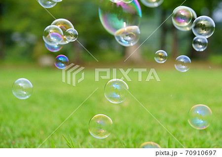 緑の広場のしゃぼん玉3 70910697