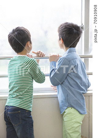仲良しの男子小学生 仲良しの男子小学生 70910908