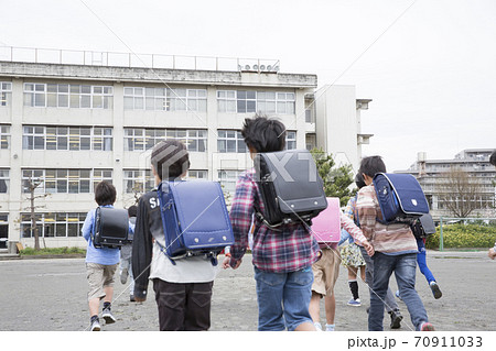 登校する小学生の写真素材 [70911033] - PIXTA