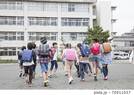 登校する小学生の写真素材 [70911037] - PIXTA