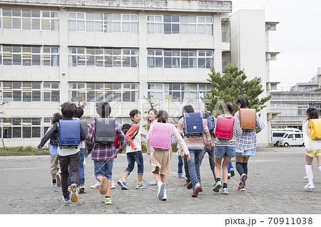 登校する小学生 70911038