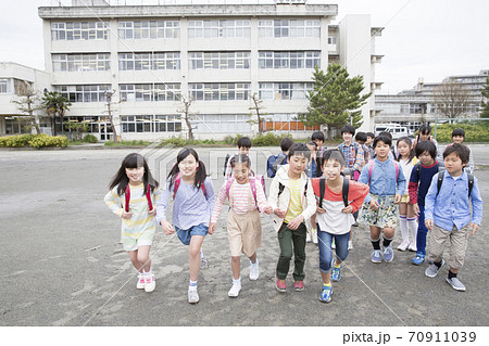下校する小学生 70911039