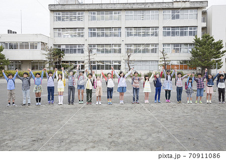 手を繋ぐ小学生 70911086