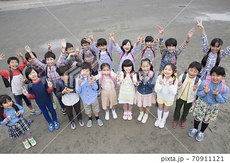 小学生の集合写真 70911121